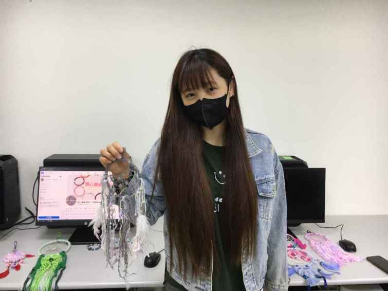 ▲小米展示手作成品，許多是客人預定的客製化商品。（中彰投分署提供）