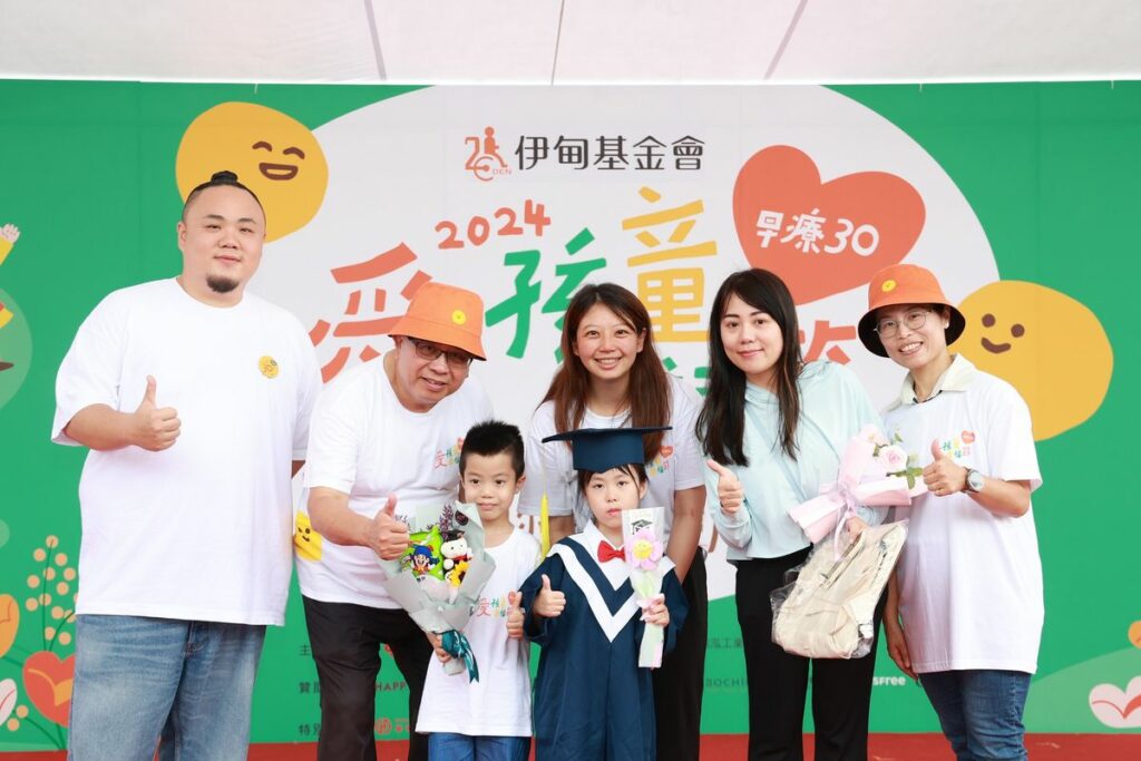 公益大使大淵驚喜現身為畢業生獻花祝福。(伊甸基金會提供)