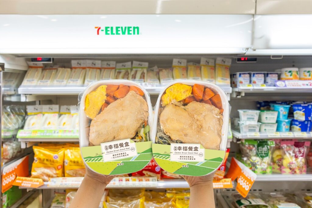 7-ELEVEN與農業部合作每日現做、新鮮低溫冷藏配送到店的60元「幸福餐盒」道地台式風味雞胸肉搭配蔥蛋、滷紅蘿蔔等豐富時蔬,本月已擴大於花蓮地區所有門市販售