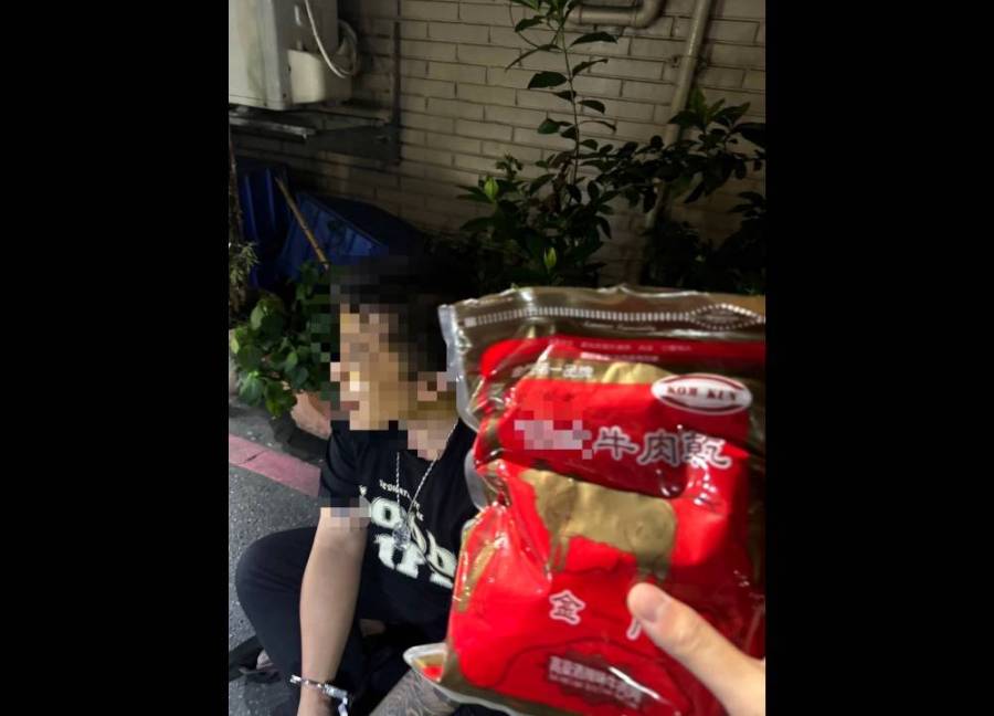 見警拔腿狂奔 47歲心虛男丟牛肉乾袋涉藏安毒 225 cnews204240603a18