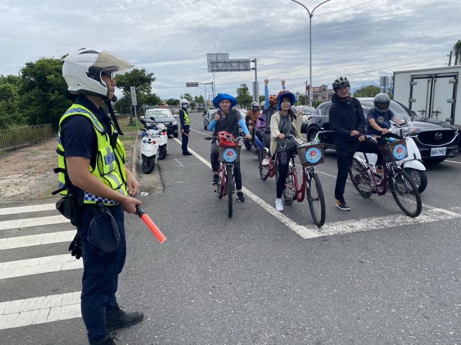 響應2024世界自行車日 民雄警協助交管及反毒、反詐騙宣導