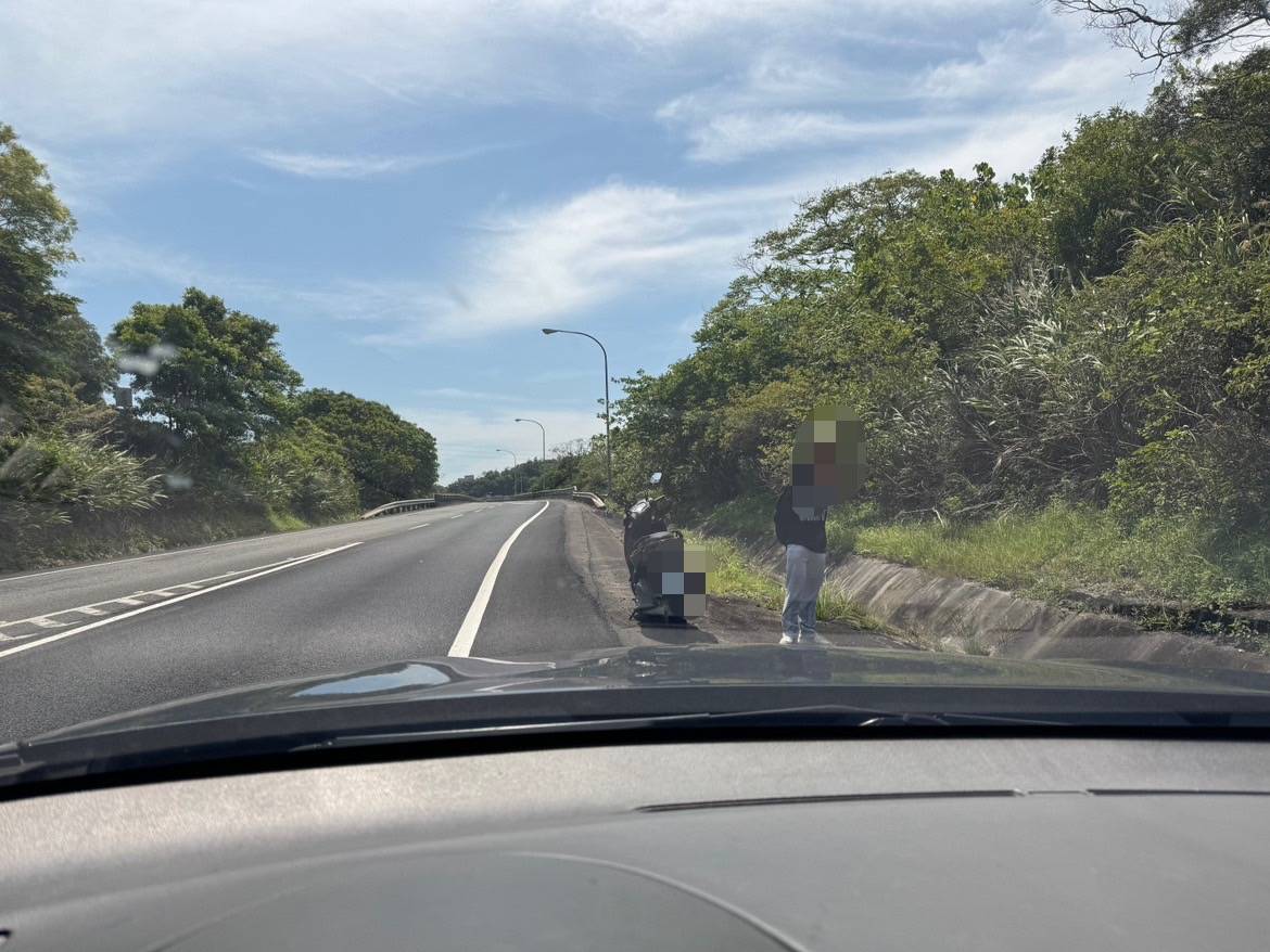 林姓員警驅車鳴笛從萬芳交流道進入信義快速道路,引導騎士安全至平面道路。(記者黃荷琇 翻攝)
