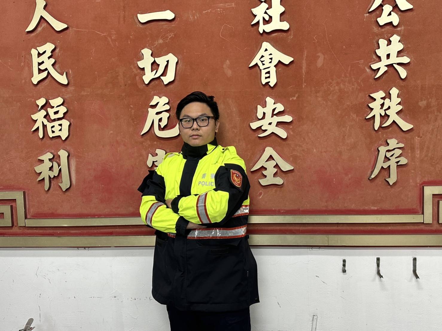 文山第一分局提醒,機車騎士若誤上快速道路或國道,應立即將車輛停靠路肩,不再行駛。(記者黃荷琇 翻攝)