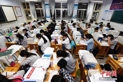 大陸高三學生挑燈夜讀,備戰大學考試。圖/取自中新網