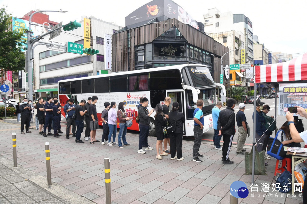 桃園市政府警察局號召全桃園警察團隊,南區由中壢分局,北區由桃園分局代表,舉辦捐血活動。<br /><br /> <br /><br />
