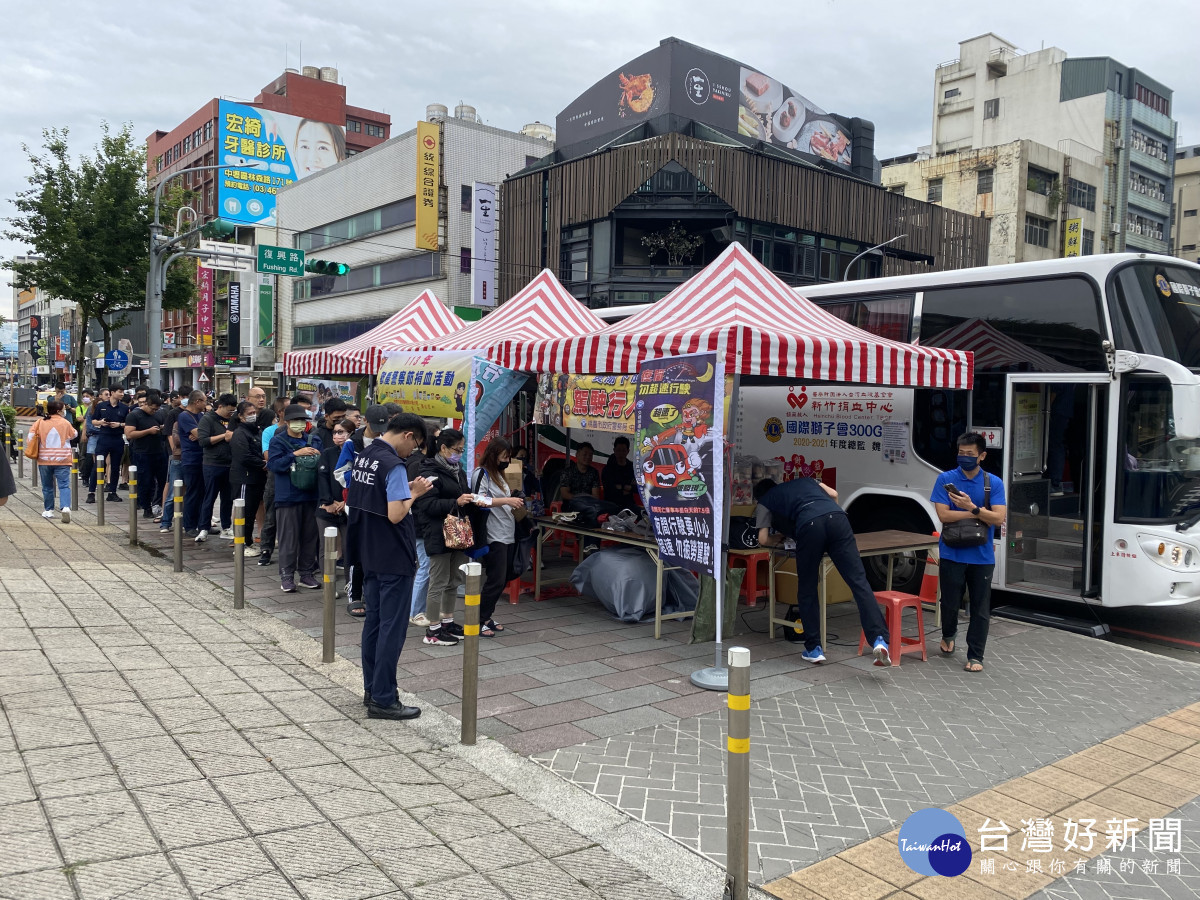 桃園市政府警察局號召全桃園警察團隊,南區由中壢分局,北區由桃園分局代表,舉辦捐血活動。<br /><br /> <br /><br />