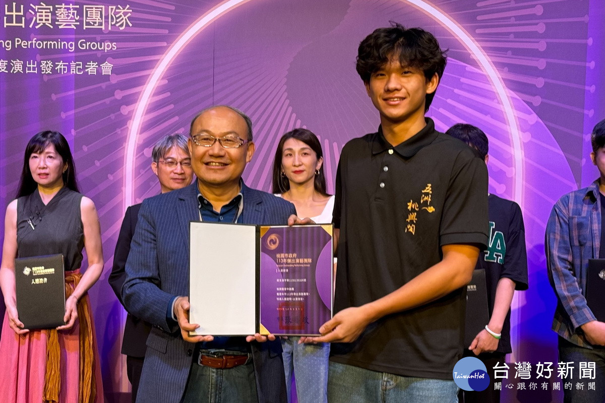 桃園市政府文化局長邱正生為傑出團體授證。<br /><br />