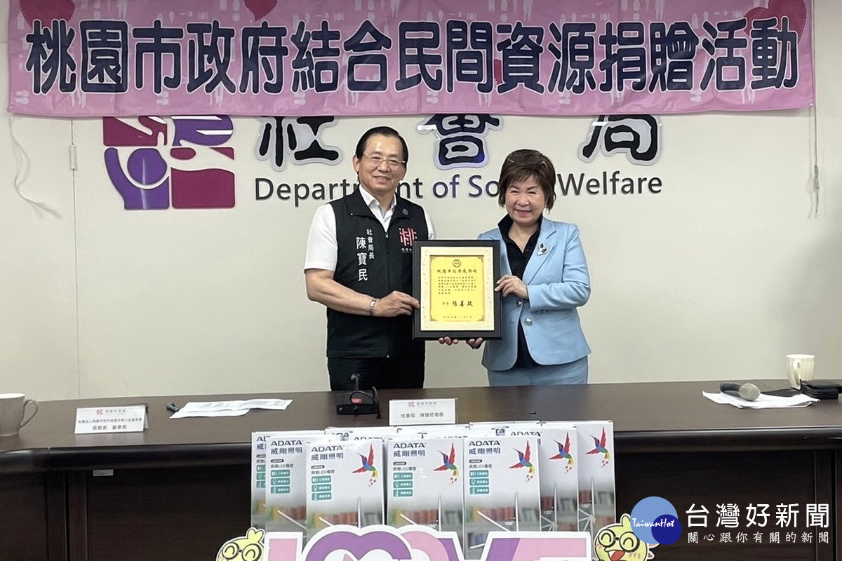嘉惠弱勢過端午,世外桃源文教公益基金會捐贈510台檯燈。<br /><br />