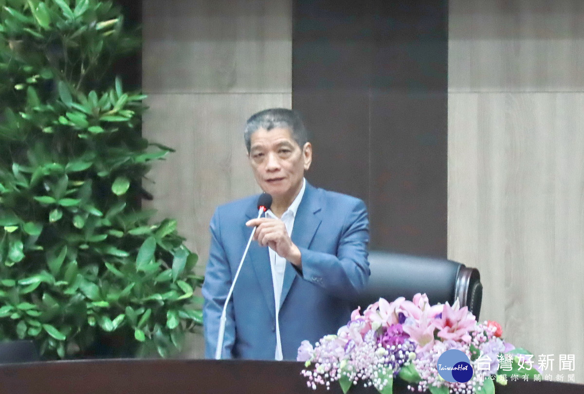 何議長主持定期會閉會，期許縣府從速尋得焚化爐用地。（記者扶小萍攝）
