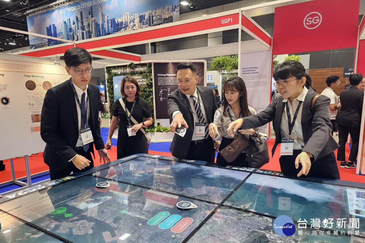 桃園市副市長蘇俊賓出席新加坡2024年世界城市高峰會,領取國際碳揭露計畫(CDP)最優等級A級城市獎項。