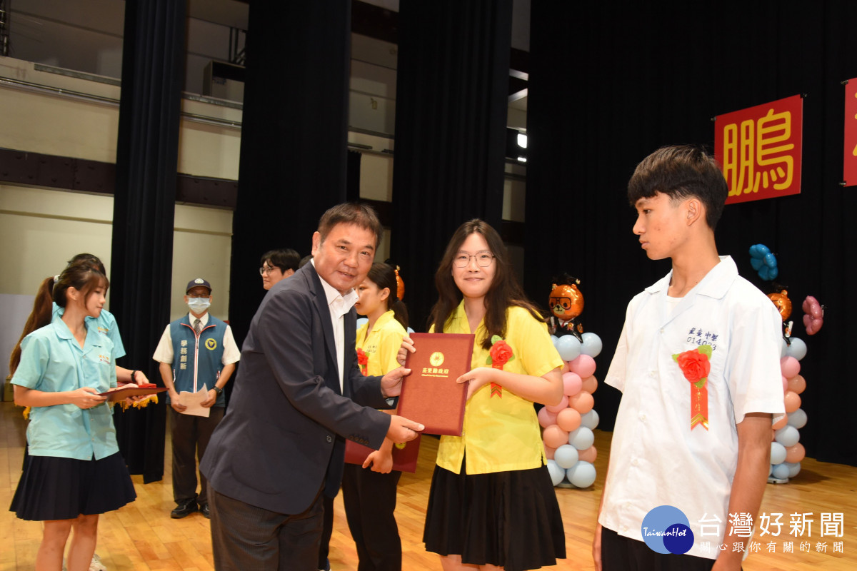 鍾東錦出席建臺中學畢業典禮　祝福並期勉畢業生尊師重道孝順父母