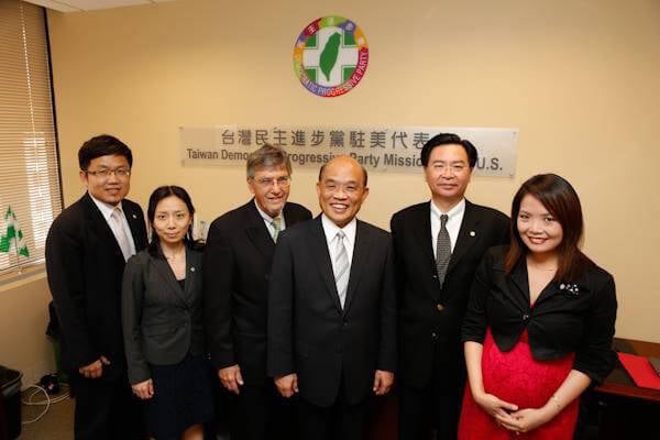 民進黨駐美代表處2013年恢復成立後,蘇貞昌曾在臉書發文分享,蕭舜文(右一)是當時幕僚。翻攝蘇貞昌臉書