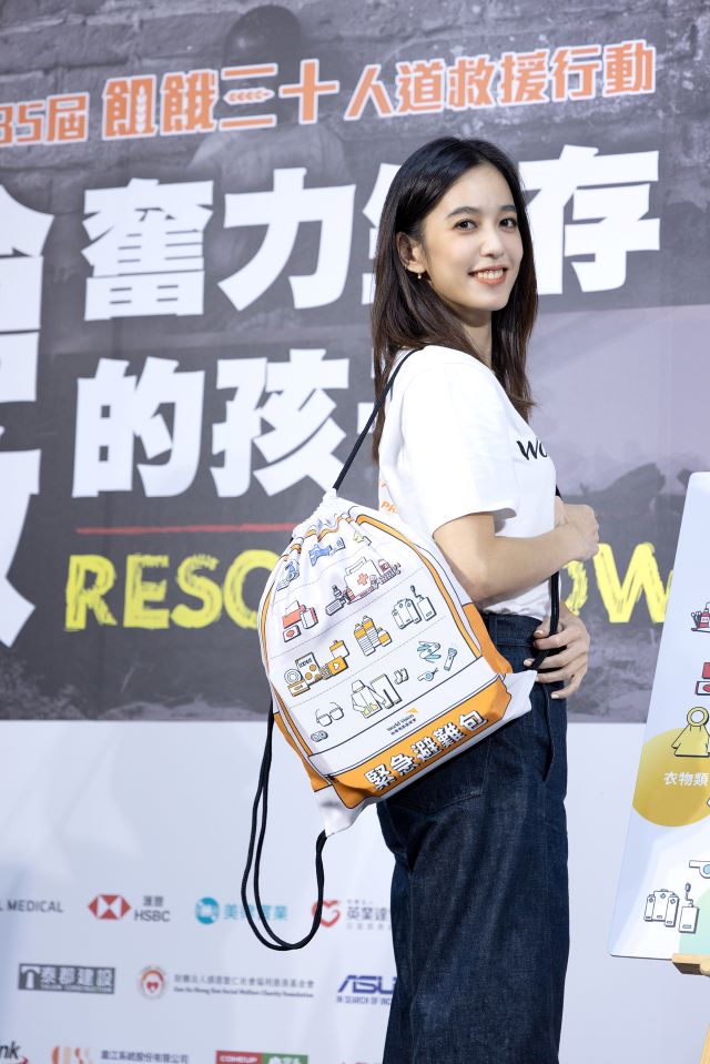 (二)陳庭妮展示台灣世界展望會緊急避難束口袋(台灣世界展望會提供).jpg