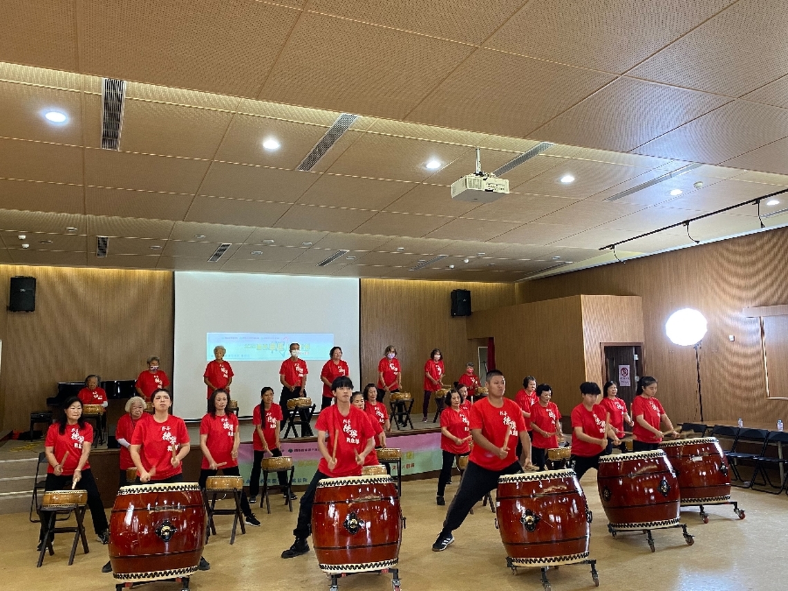 東吳高職表藝科結合德興戰鼓隊 鼓舞弱勢慶端午 嘉縣朴子市公所貧窮邊緣戶慰問金發放