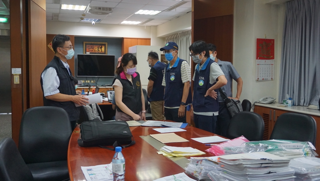 檢察官與環管署督察人員現場確認業者申報資料（圖：環境部環管署）