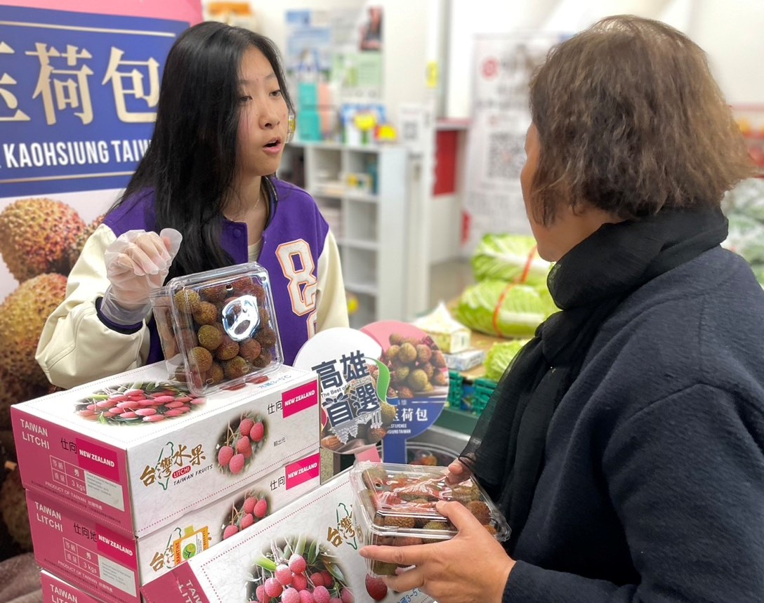 ▲紐西蘭都會區奧克蘭當地的超市隆重登場,上架高雄精品玉荷包(農業局提供)