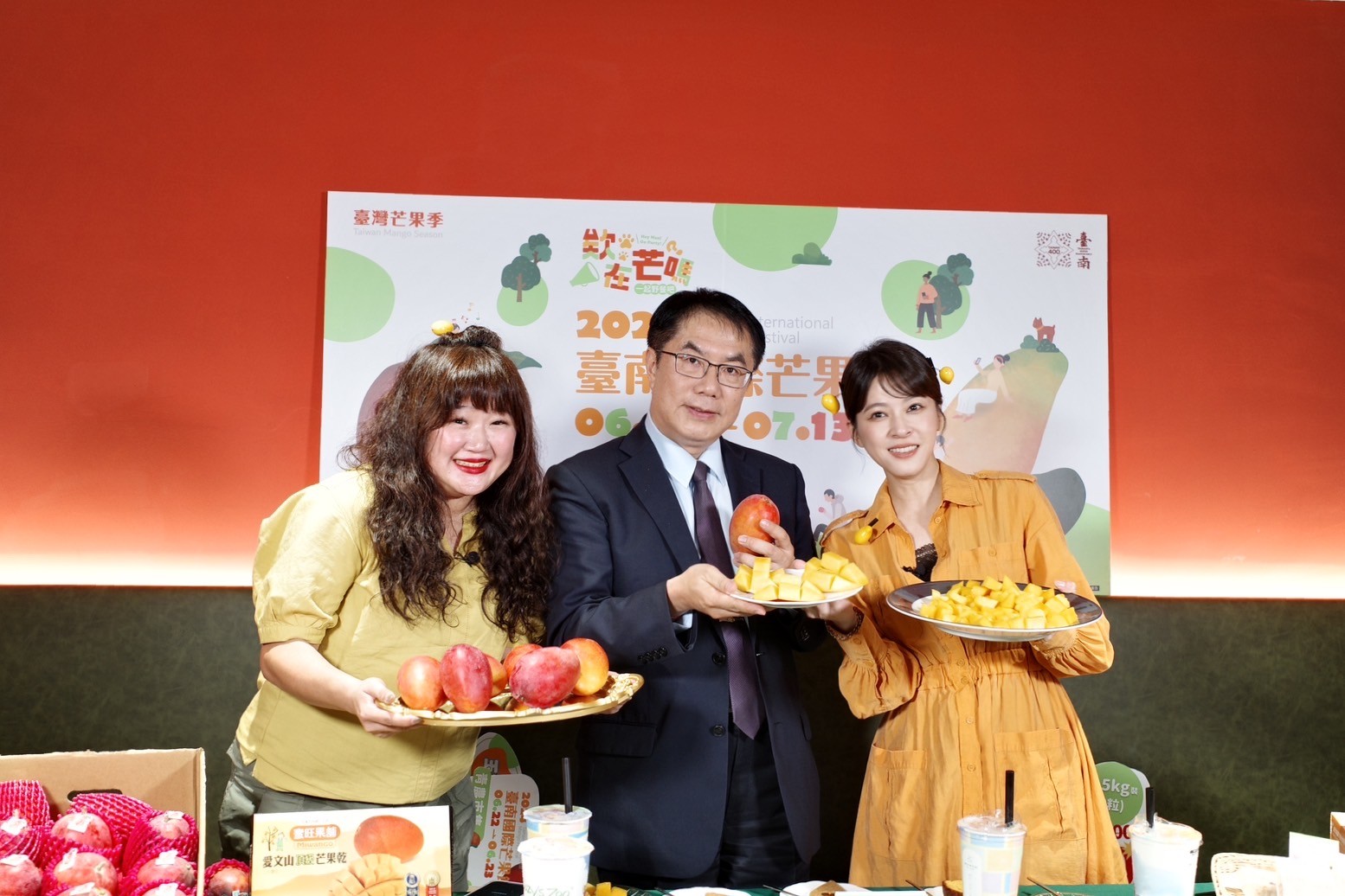 ▲台南市長黃偉哲同框戲劇女神蘇晏霈向全國民眾推薦台南精品芒果禮盒。(圖/南市政府提供)