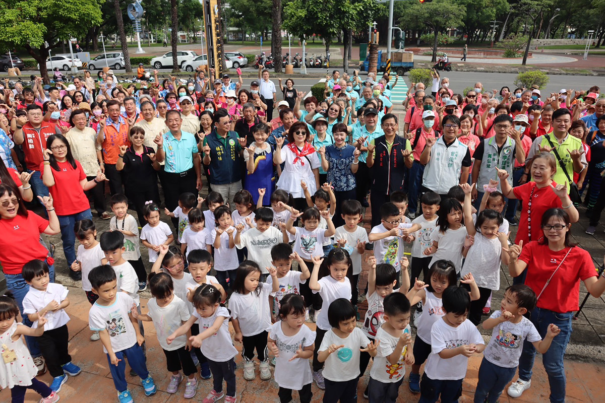 ▲高市客委會率近500鄉親民眾升旗。(圖/高市府客委會提供)
