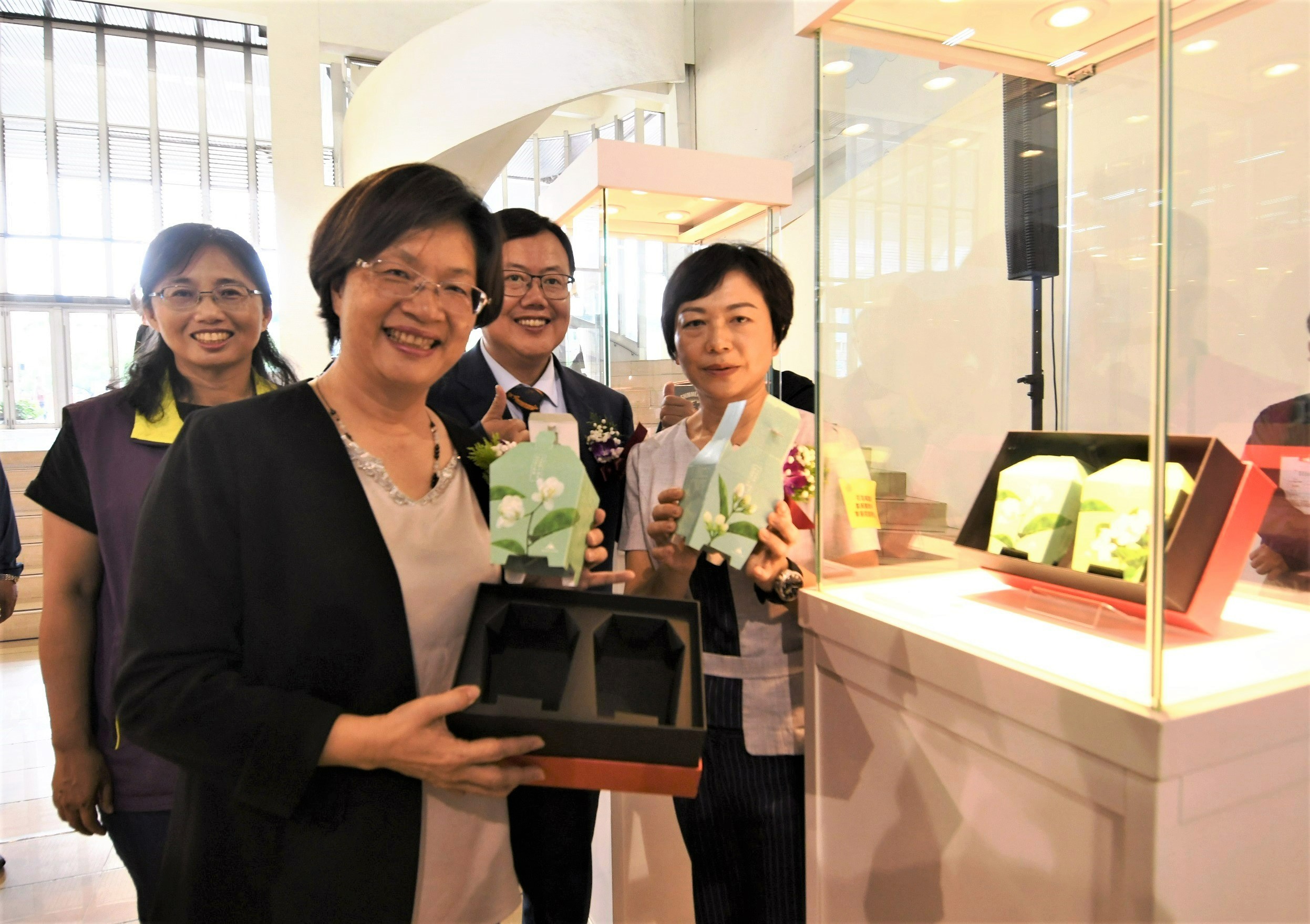 ▲彰化縣政府舉行2024彰化味文創精品認證徵選授證典禮，57家業者報名，商品總件數95件，其中文創商品類入選8件，視覺及包裝設計類4件。（記者張溎壕攝）