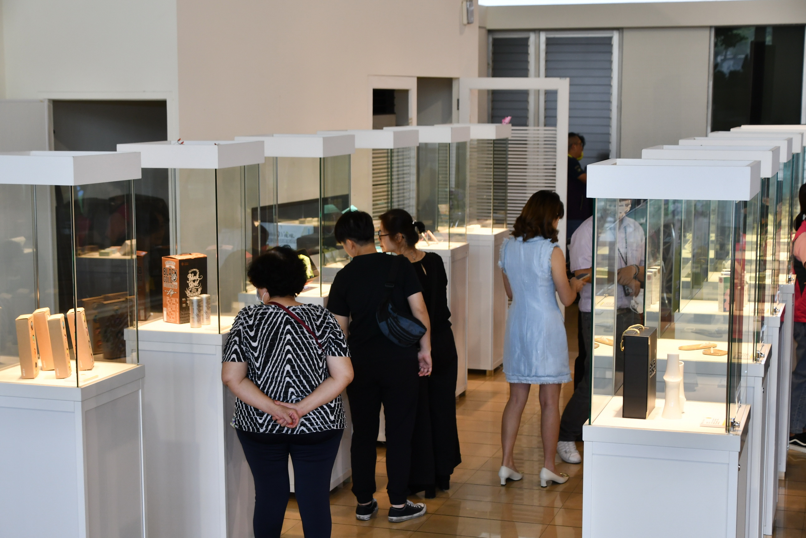 ▲彰化縣政府舉行2024彰化味文創精品認證徵選授證典禮，57家業者報名，商品總件數95件，其中文創商品類入選8件，視覺及包裝設計類4件。（記者張溎壕攝）