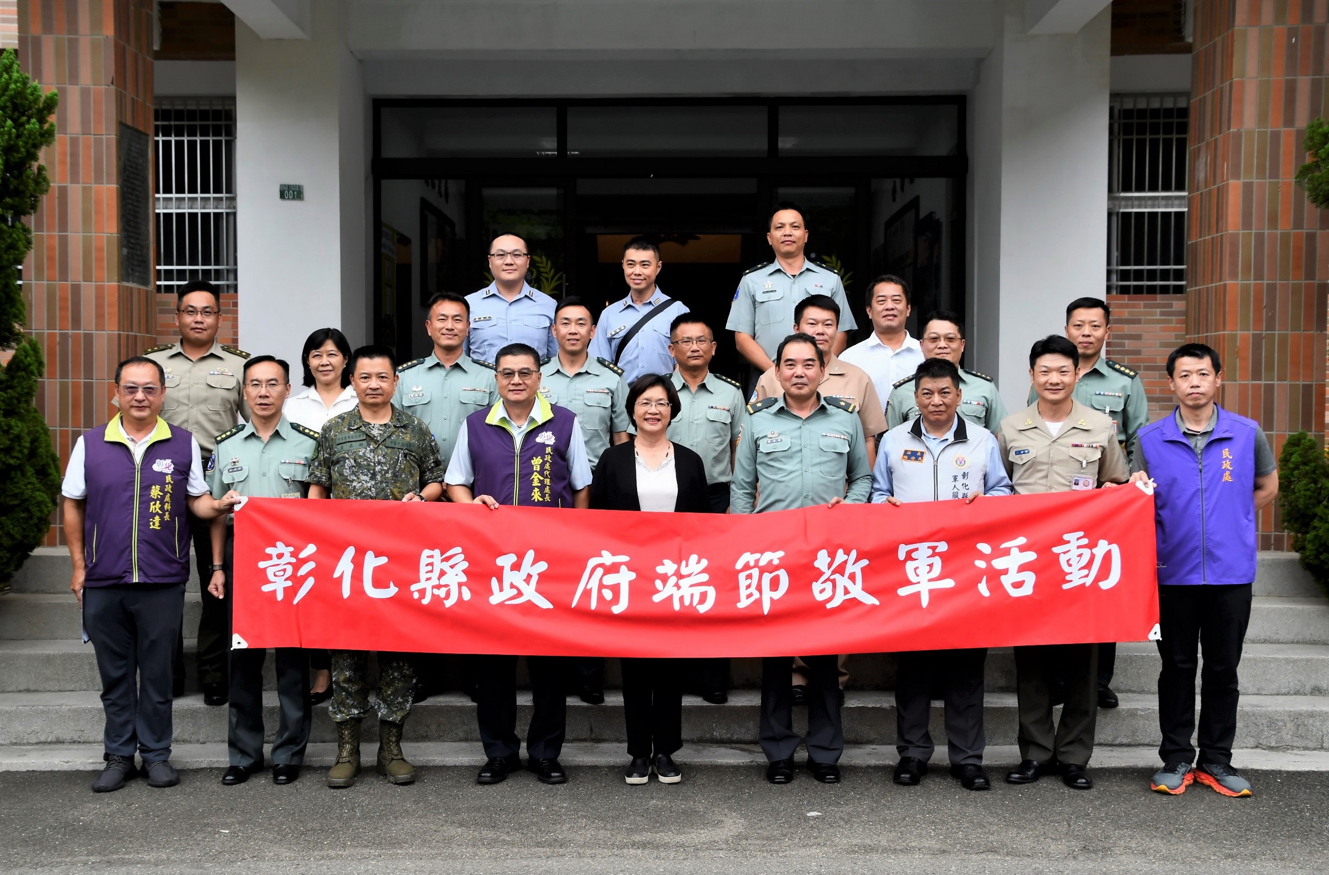 ▲端午節前夕,彰化縣長王惠美代表彰化各界前往駐軍單位及新兵訓練中心慰勞,提前祝賀端午佳節愉快。(記者張溎壕攝)
