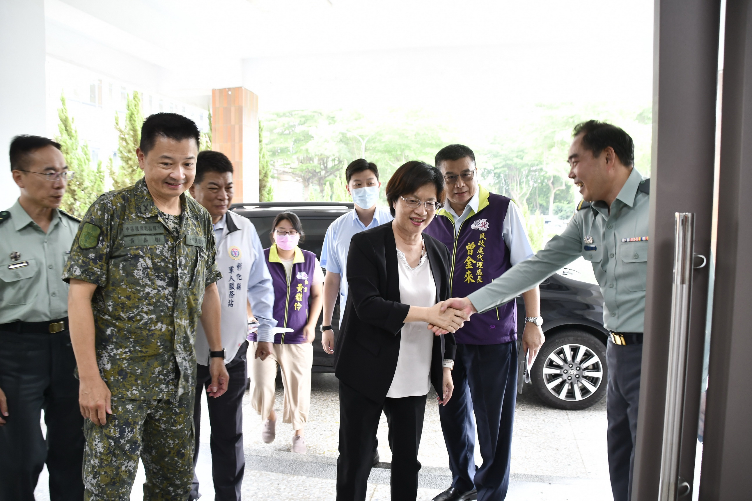 ▲端午節前夕，彰化縣長王惠美代表彰化各界前往駐軍單位及新兵訓練中心慰勞，提前祝賀端午佳節愉快。（記者張溎壕攝）