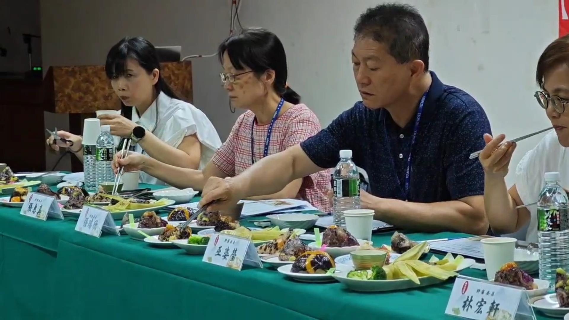 ▲田中鎮農會首次舉辦黑米創意粽賽，比賽以「黑米」為主角，吸引不少包粽高手參賽，色香味俱全，看了令人垂涎三尺，充滿食慾。（記者張溎壕攝）