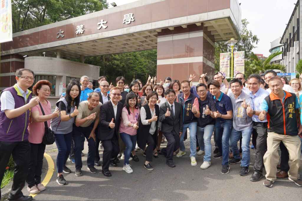 ▲彰化縣長王惠美(左七)、大村鄉長賴志銘(右六)、大葉大學方文昌校長(右七)共同參與道路。（大葉大學提供）