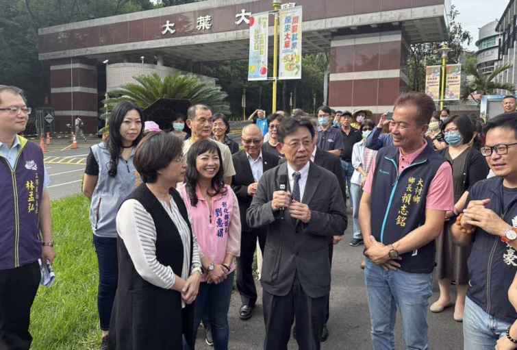 ▲大葉大學方文昌校長(前排中)感謝縣府對校園周邊道路的重視。（大葉大學提供）