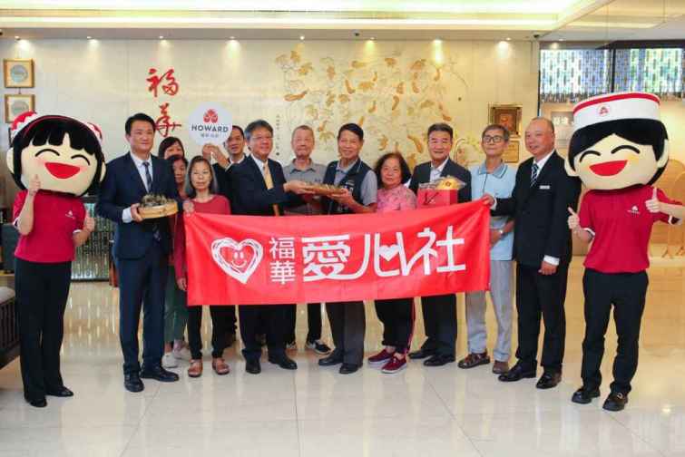 ▲台中福華送暖暨捐贈活動，由福安里張清河里長代表受贈。（台中福華大飯店提供）