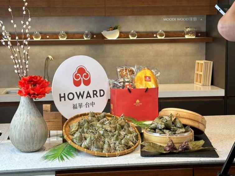 ▲台中福華將福興粽、麵包及雪蛤燕窩飲等物資捐贈予弱勢家庭與孤老長者。（台中福華大飯店提供）