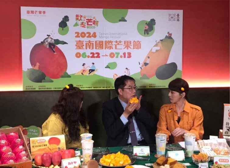 ▲臺南市長黃偉哲與「我的婆婆怎麼那麼可愛2」演員蘇晏霈，齊向全國民眾推薦臺南精品芒果禮盒，600箱「臺南芒果產地直送」，直播預購專屬優惠價，熱銷一空。（臺南市政府提供）