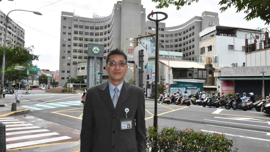 ▲洪富一處長表示,彰基董事會已於2003年通過興建此天橋,經過20多年努力,突破各種困難,達成不可能任務。(彰基醫院提供)
