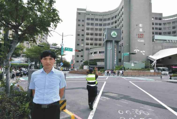 ▲許志仁主任表示，陳穆寬總院長相當注重民眾就醫安全及周邊里民交通權益，施工期間依核准交維計畫施做。（彰基醫院提供）