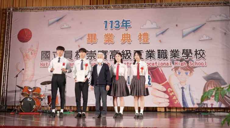 ▲高齡92歲的趙德修爺爺與畢業生得獎者合影。（彰化生活美學館提供）