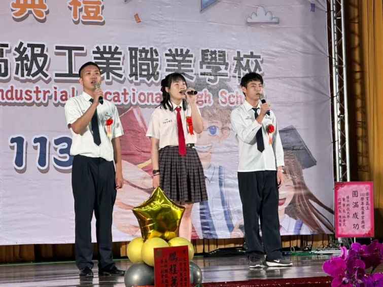 ▲國立員林崇實高工畢業生代表領唱學校校歌（同員林實驗中學校歌）。（彰化生活美學館提供）