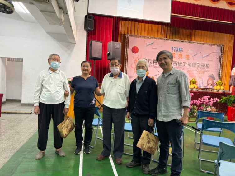 ▲國立員林崇實高工畢業典禮邀請三位老校友──趙爺爺、吳爺爺、葛爺爺一同參加。（彰化生活美學館提供）