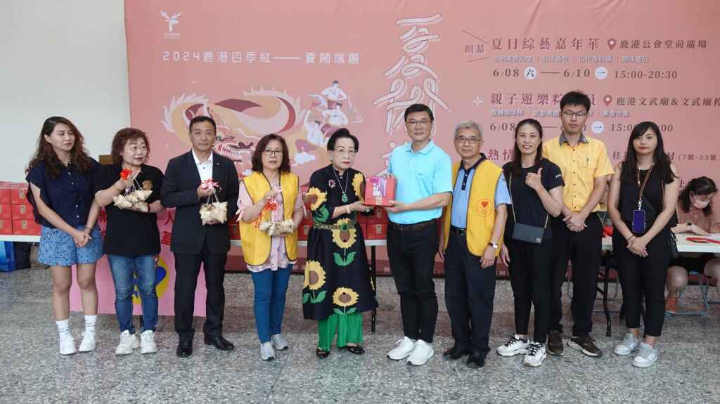 ▲鹿港鎮長許志宏感謝這些善心人士和企業團體的支持,讓低收家庭可以感受到社會滿滿的愛心,過個充滿人情味的端午佳節。(記者林明佑攝)