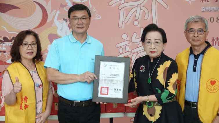 ▲鹿港鎮長許志宏頒贈秀和基金會董事長陳梅鳳感謝狀。（記者林明佑攝）
