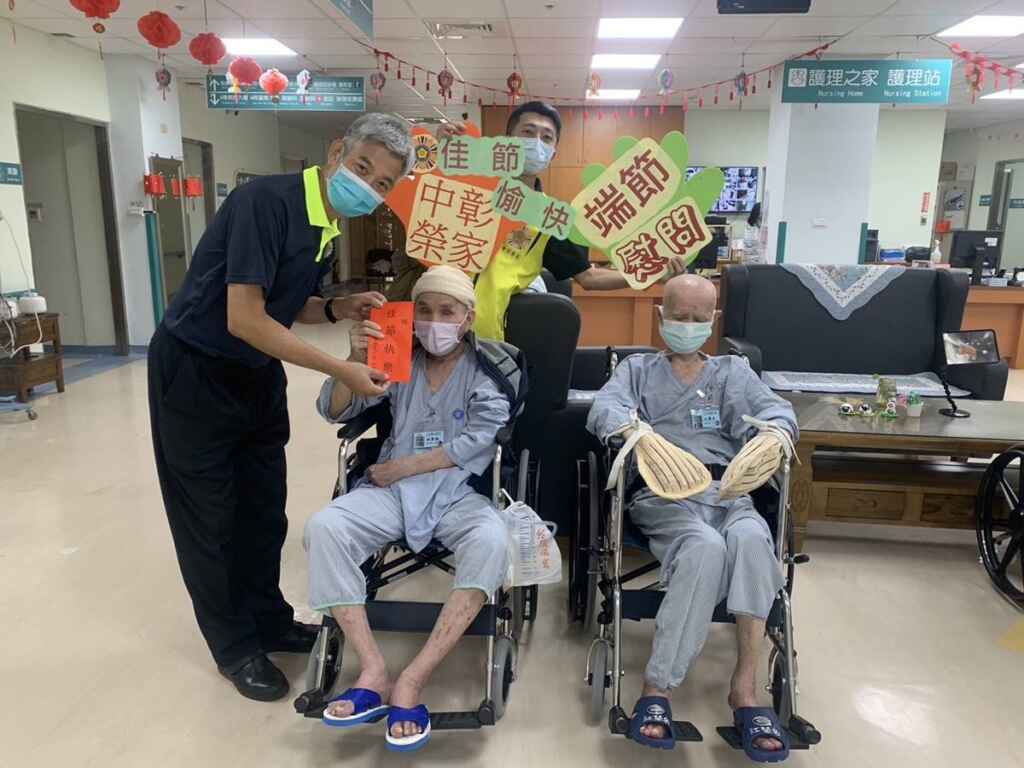 ▲端午節前夕,中彰榮家主任呂德義及榮家各級幹部,分赴台中榮總灣橋分院、埔里分院及中彰地區醫療院所慰問榮家住院長輩。(中彰榮譽國民之家提供)