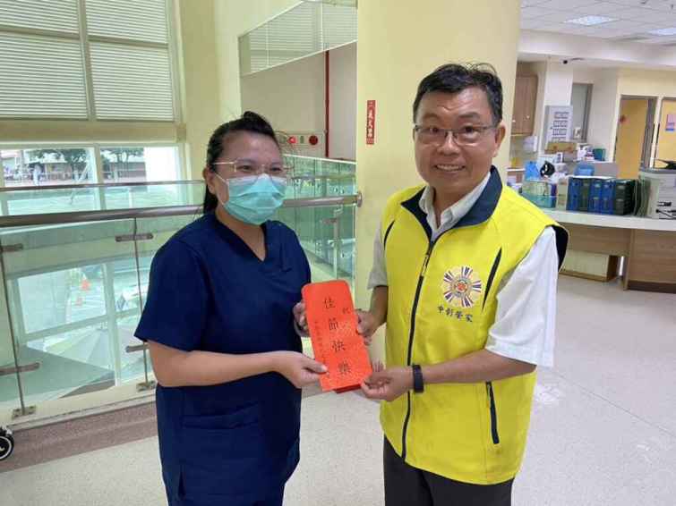 ▲中彰榮家端節慰問住院榮民表達關懷。（中彰榮譽國民之家提供）