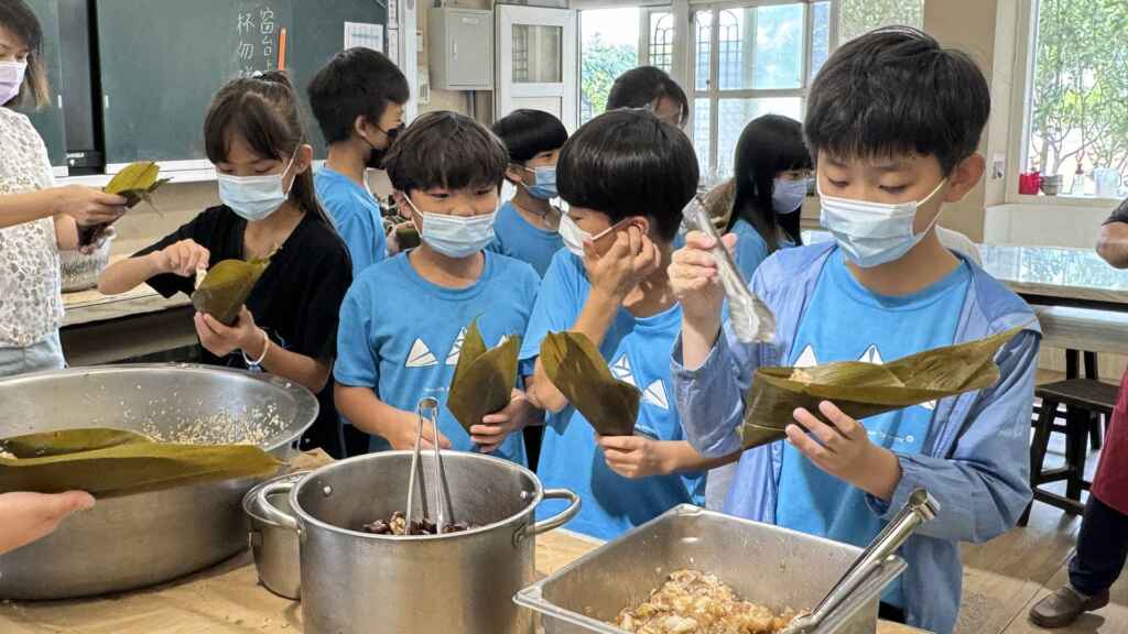▲彰化芬園文德國小包粽體驗,結合食農與雙語教育,激發不同的國際教育文化交流。(文德國小提供)