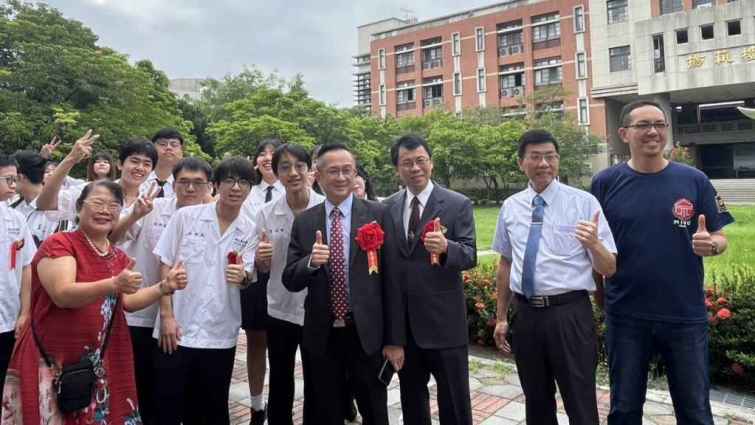 ▲員林高中家長會長賴明毅勉勵應屆畢業生把握前程外，不忘返校再續前緣。（員林高中提供）