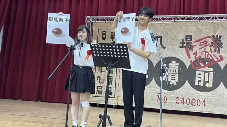 ▲陳麗雯、尤盛曜代表畢業生祝福大家畢業快樂。（員林高中提供）