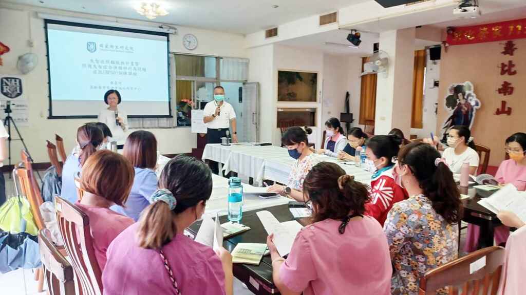▲臺中榮民總醫院高齡醫學科及國衛院高齡醫學暨健康福祉研究中心的嚴嘉明助理研究員率領團隊前往彰化榮家,針對醫事人員及照服員提供失智症者確診後相關支持照護。(彰化榮譽國民之家提供)