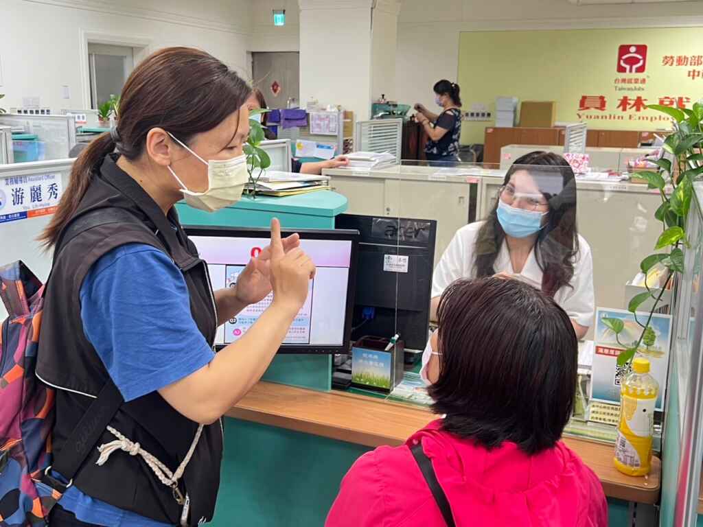 ▲手語老師協助就服員和阿如進行溝通。(中彰投分署提供)