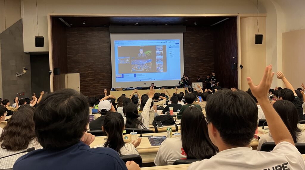 黃仁勳在演講後,更透過視訊連線東海大學,還送上兩組簽名顯示卡禮物,讓師生感到驚喜。(圖/東海大學提供)