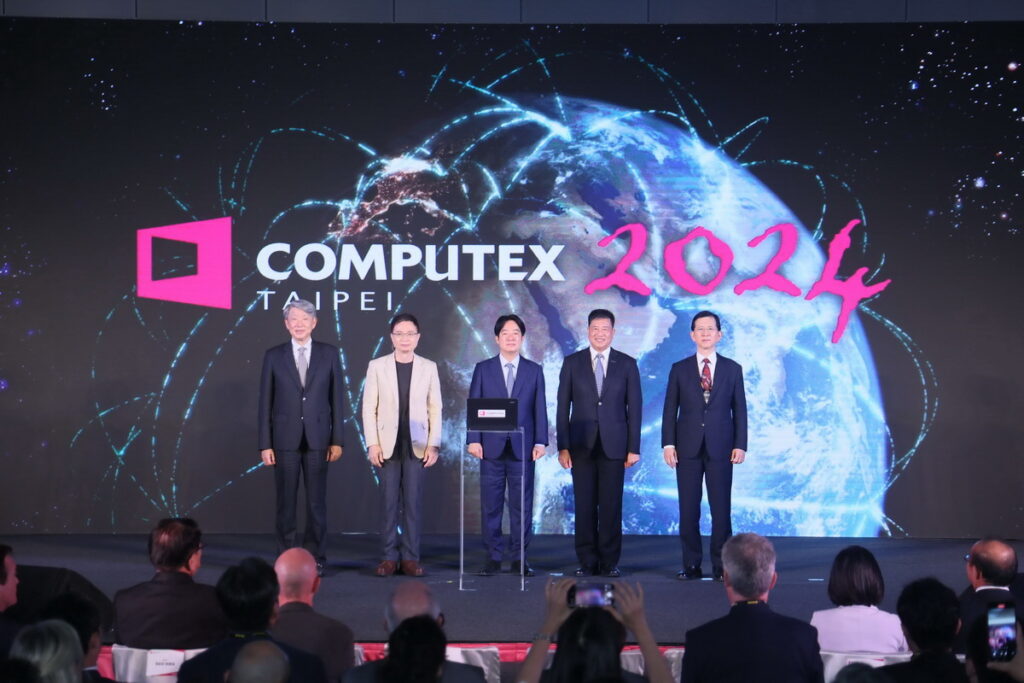 COMPUTEX大合照。左起:經濟部長郭智輝、中華民國對外貿易協會董事長黃志芳、總統賴清德、台北市電腦商業同業公會理事長彭双浪、數位發展部長黃彥男