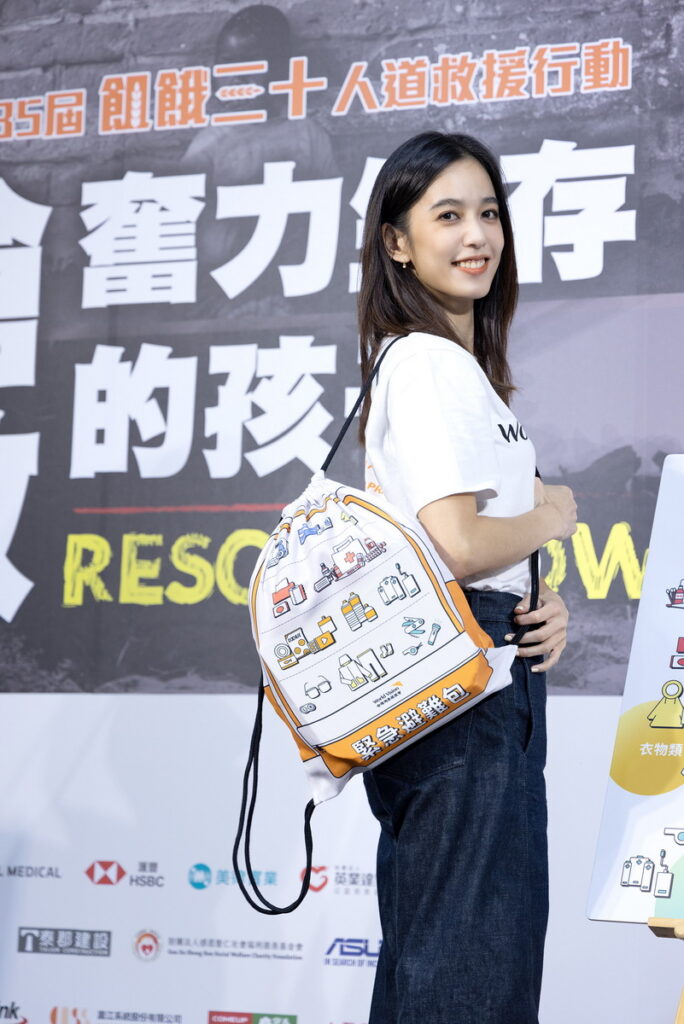 陳庭妮展示台灣世界展望會緊急避難束口袋,除了外型俏皮外、亦於校園宣導使用,具正面教育意義。(台灣世界展望會提供)