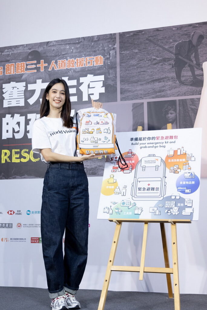 曾為921受災戶的陳庭妮深刻體會緊急避難包重要性,說明必備內容物、傳遞重要防災知識。(台灣世界展望會提供)